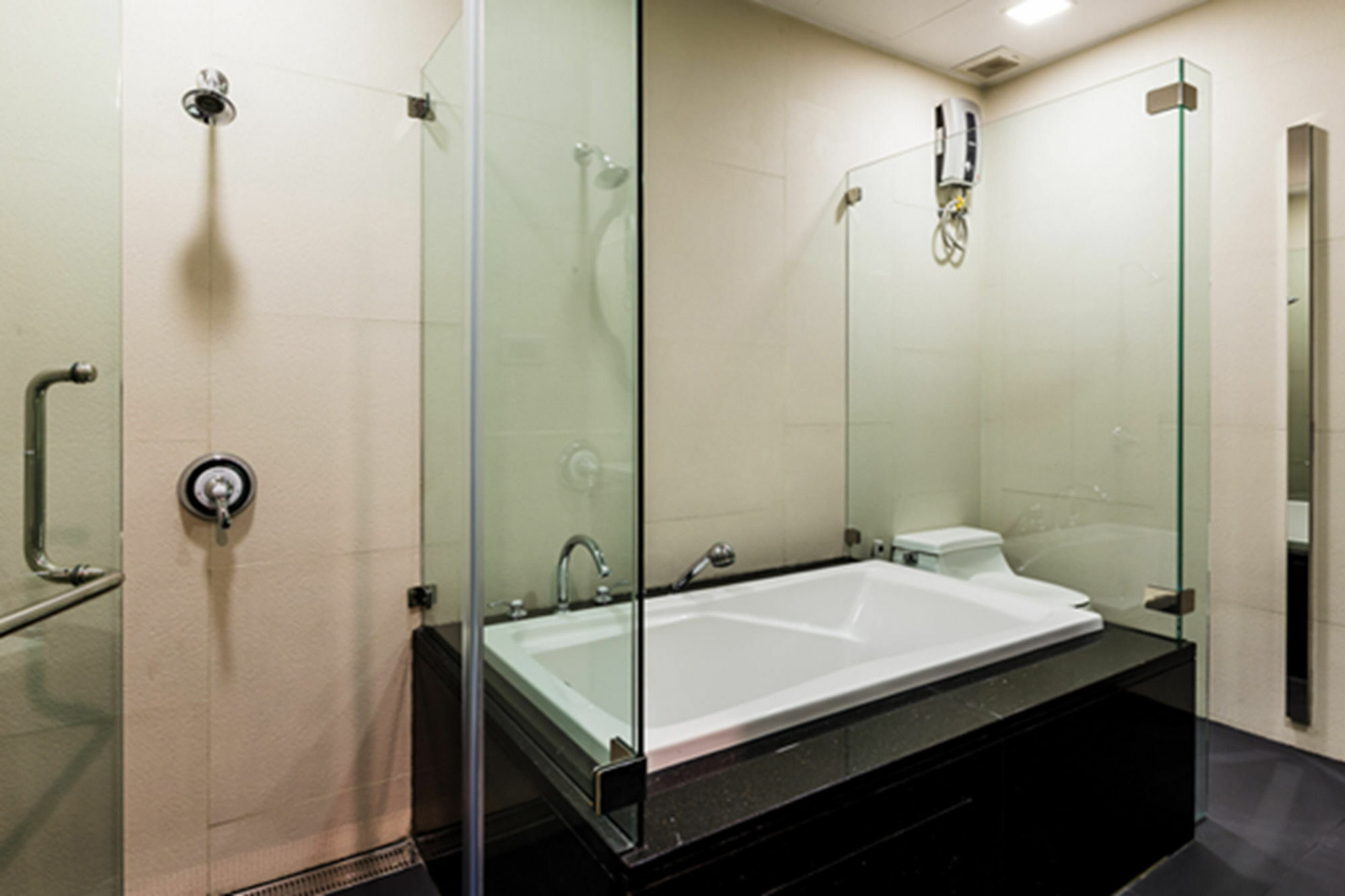 The Fah Silom Hotel Bangkok Buitenkant foto